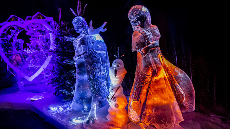 Anna und Elsa begleitet von Olaf und Sven als Eisskulpturen in der Eiswelt Dresden.