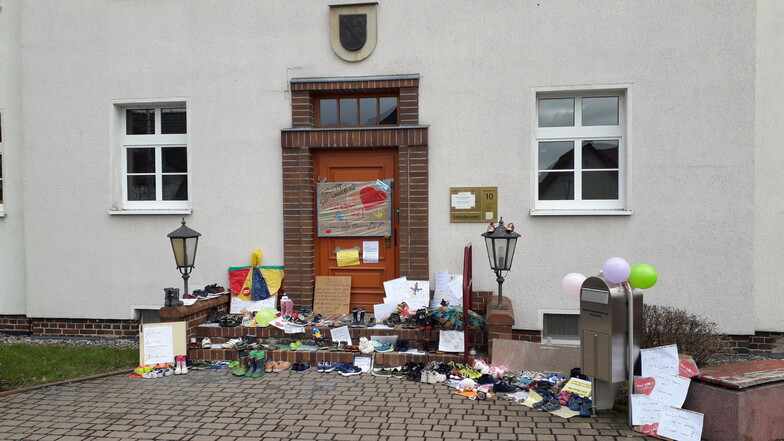 Auch andernorts, wie hier vorm Nünchritzer Rathaus, wurden Schuhe und Protestzettel angelegt.