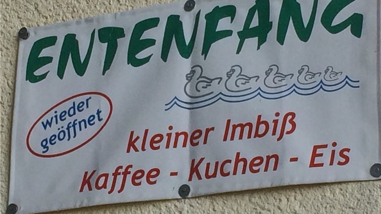 „Wieder geöffnet“ im Café Entenfang wäre schön, wie dieses Schild vermuten lässt. Doch das lauschig am See gelegene Bistro ist leider noch geschlossen.
