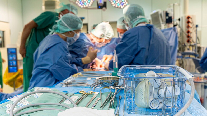 Das Kunstherz (vorn) steht zur Implantation im Herzzentrum Dresden bereit. Das Chirurgenteam arbeitet unter Hochdruck. Ist das natürliche Herz erst entfernt, gibt es kein Zurück mehr.