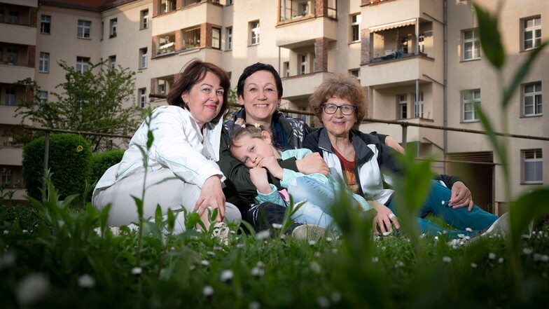 Drei Generationen einer Familie auf der Flucht: Tetjana (l.) Irina (Mitte), und Olena (r,) sind Mutter, Tochter und Oma. Sie haben in der Dresdnerin Claudia Hoffmann eine großartige Helferin gefunden.