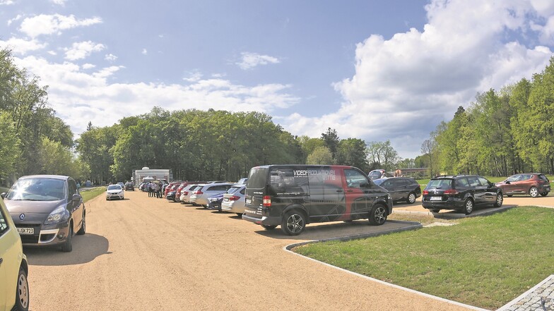 Das Bild eines nahezu voll besetzten Parkplatzes am Kromlauer Park wird sich künftig des Öfteren wiederholen.