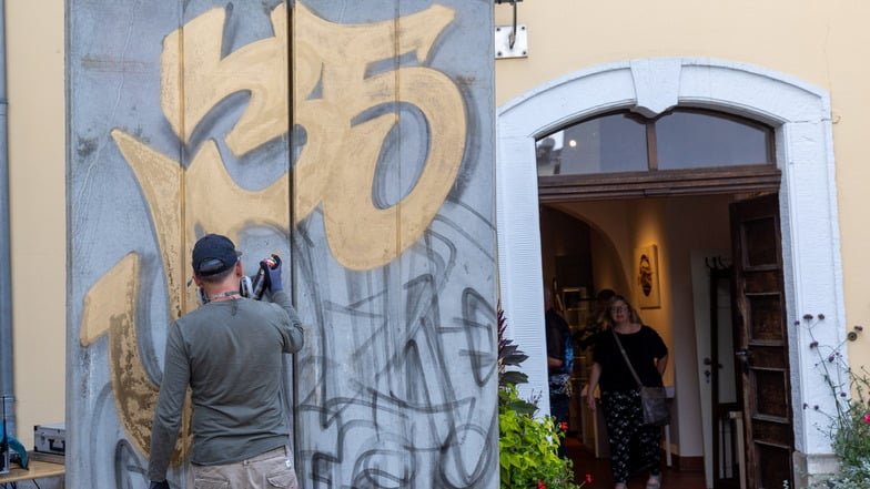 Sebastian Bieler gestaltet einen Betonblock vor dem Museum Großenhain.