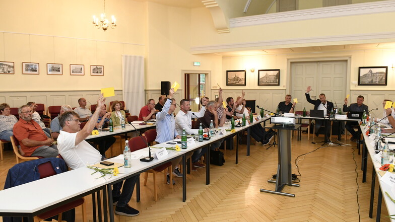 Zur konstituierenden Sitzung des Glashütter Stadtrates wurden auch ausgeschiedene Stadträte verabschiedet.