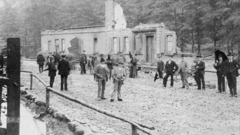 Unmittelbar nach dem Hochwasser vom 30./31. Juli 1897: Überreste der Tischlerschen Schmiede unweit der Gitterseebrücke. Hier riss die entfesselte Weißeritz elf Menschen in den Tod.