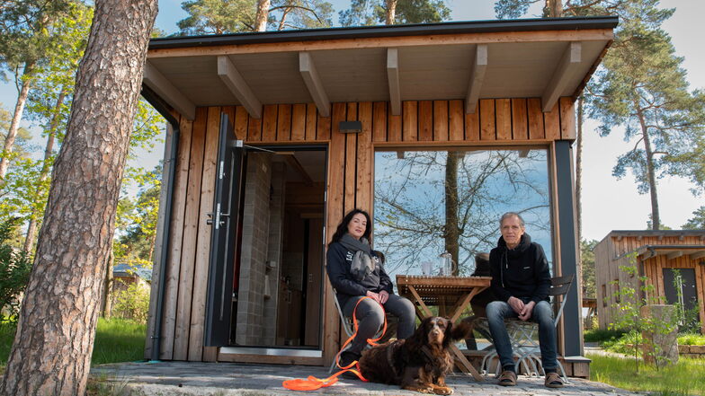Suchen am Brettmühlenteich in Zschorna Ruhe und Entspannung: Campingplatzgäste Anja und Thomas Minhöfer mit Hund Louis auf der Terrasse ihrer Unterkunft.