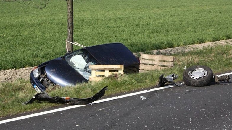 Die 68-jährige Fahrerin eines Toyota wollte zwischen Ödernitz und Kodersdorf (Landkreis Görlitz) einen Lastwagen überholen und übersah dabei einen entgegenkommenden Renault Clio.