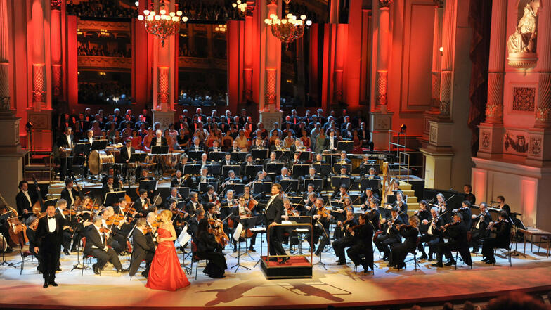 Konzerttourneen führen die Sächsische Staatskapelle alljährlich zu international renommierten Musikfestivals. Regelmäßig ist das Orchester aber auch in der Semperoper, wie hier beim Silvesterkonzert, zu erleben.