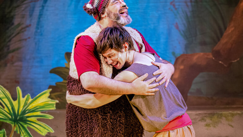Szene aus dem „Dschungelbuch“ mit dem Theater Liberi: Okan Sen als Balu und Ali Marcel Yildiz als Mogli.