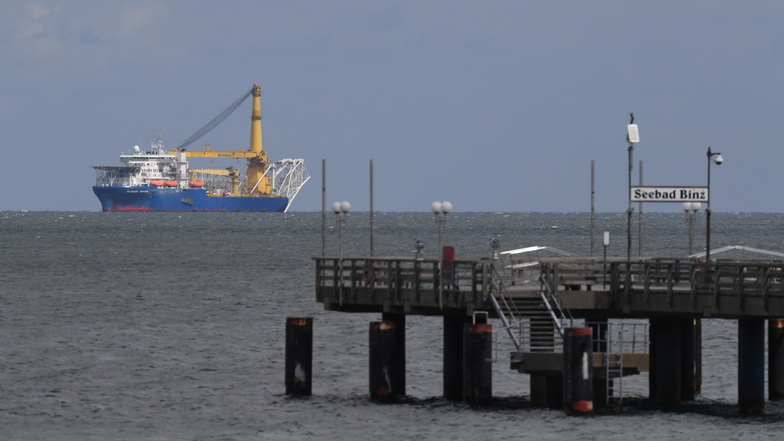 Das russische Verlegeschiff "Akademik Tschersk" verlegt nun in dänischen Gewässern Rohre für die umstrittene Ostsee-Gaspipeline Nord Stream 2.