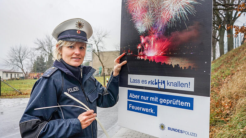 Woran erkennt man illegale Böller? Polizeiobermeisterin Jessica Hempel hing jetzt in Sohland ein Plakat auf, auf dem vor verbotenen Feuerwerkskörpern aus dem Ausland hingewiesen wird.