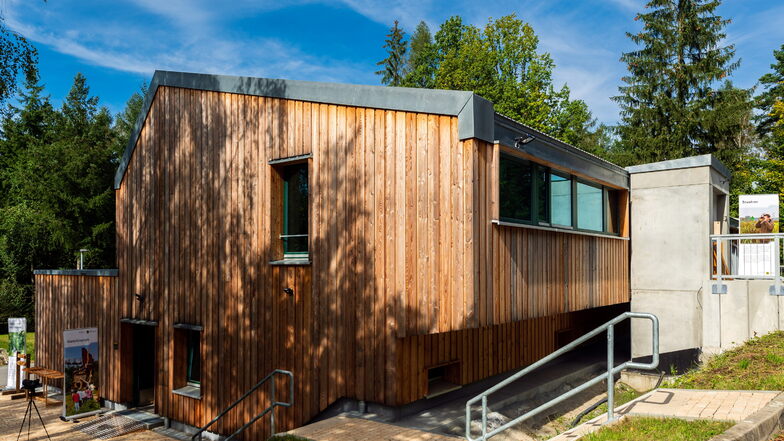 Die neue Försterei in Cunnersdorf: Das Holz für die Fassade stammt aus der Sächsischen Schweiz.