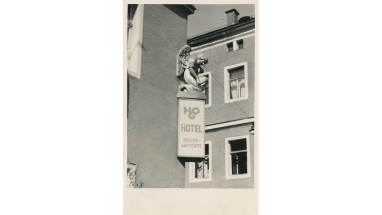Nach der Enteignung 1953 wurde der Goldene Engel zu einer HO-Speise-Gaststätte.