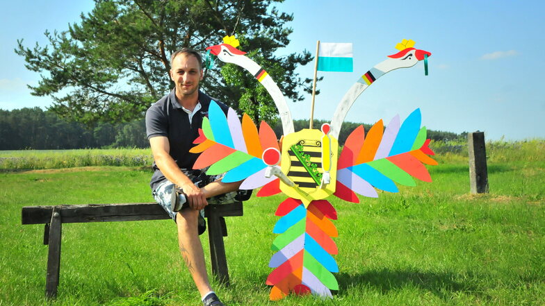So sieht der Vogel normalerweise aus: Mirko Fiedler baut seit Jahren die Holzfiguren für das Vogelschießen in der Region. Er malt sie auch bunt an.