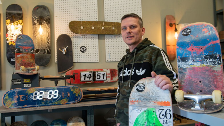 Upcycling
von alten Skateboards in Großenhain: Torsten Zieger in seiner Werkstatt in der Berliner Straße.