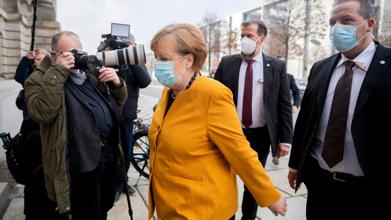 Bundeskanzlerin Angela Merkel (CDU) auf dem Weg in den Bundestag. Am Mittwoch hatte sie die zu Beginn der Woche beschlossenen Osterruhe gekippt.
