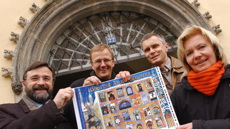 Der Görlitzer Adventskalender erlebt 2021 ein Comeback. Erneut sind die Macher Gabriele Kretschmer, Gabriel Krause, Frank Seibel und Joachim Rudolph (von rechts). Das Foto entstand 2004.