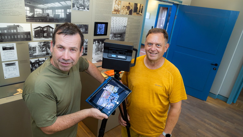 Frank Flecks (links) und Ralf Herrmann von der Filmmanufaktur Sachsenhits aus Niesky scannen das Konrad-Wachsmann-Haus, damit es virtuell begehbar sein kann.