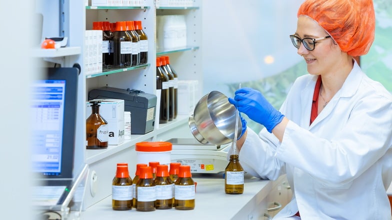 Die Pharmazeutisch Technische Assistentin Katharina Peltz von der Apotheke Johannstadt in Dresden stellt selbst Paracetamol-Saft her.