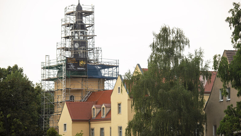 Noch ist der Turm von Schloss Zehista eingerüstet.