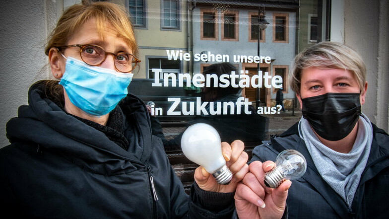 Uhrmachermeisterin Gudrun Popko (links) und Friseurmeisterin Anja Schüller machen auf die schwierige Lage der Händler aufmerksam.