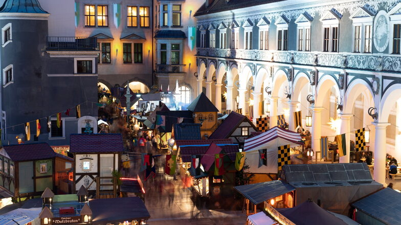 Hell erleuchtet sind die Verkaufsstände auf dem Weihnachtsmarkt im Stallhof des Dresdner Residenzschlosses.