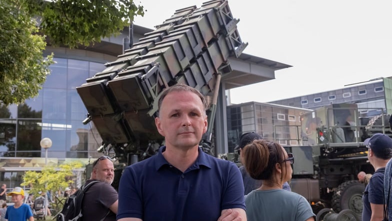 Line-Fraktionschef André Schollbach traute seinen Augen kaum, als er das "Patriot"-System zwischen Zuckerwatte und Hüpfburg auf dem Stadtfest gesehen hat, er will solche Waffen auf dem Fest künftig verhindern..