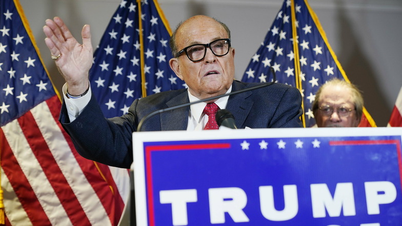 Rudy Giuliani, Ex-Bürgermeister von New York und ein Anwalt von US-Präsident Trump, spricht gestenreich während einer Pressekonferenz im Hauptquartier des republikanischen Nationalkomitees.