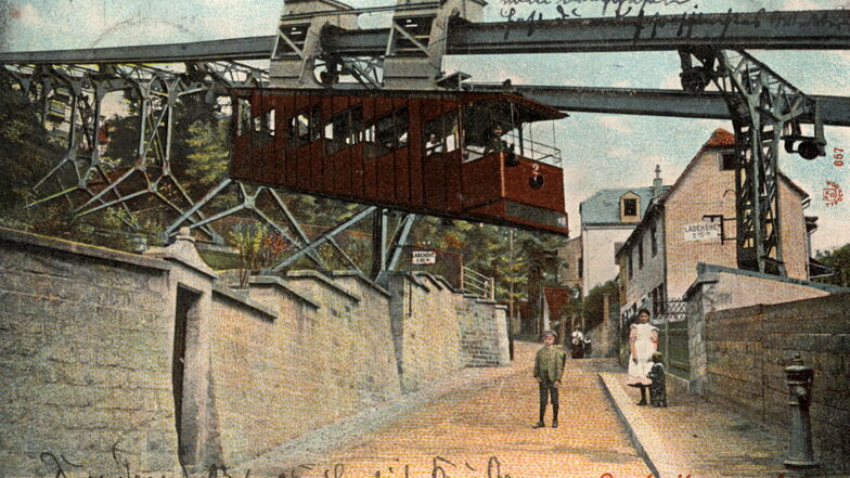 Objekt des Ansturms: Dresdner Schwebebahn um 1905 über Loschwitz.
