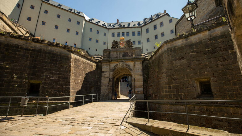 Festung Königstein ist in ihrer Geschichte nie eingenommen worden. Das liegt vor allem an ihrer Lage auf dem Felsplateau und den beeindruckenden Mauern.