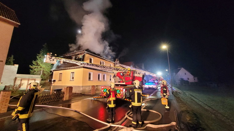 Zu einem Brand an der Auenwaldstraße in Nickritz musste die Feuerwehr in der Nacht zu Dienstag ausrücken.