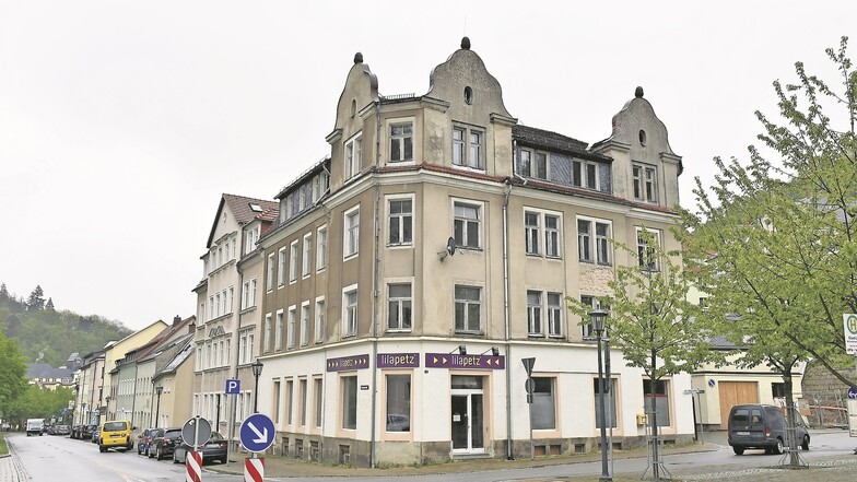 Dieses stattliche Wohn- und Geschäftshaus am Moritz-Großmann-Platz ist schon lange kein Hingucker mehr. Mithilfe des Förderprogrammes könnte es aufgewertet werden.