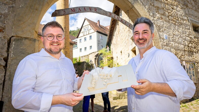 Planen die Sanierung: die Architekten Richard Gunkel (li.) und Rico Schubert mit dem Model der Bienermühle im Malerwinkel in Königstein.