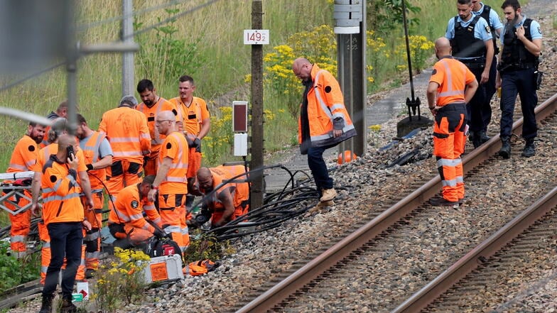 In der Nähe von Croisilles inspizieren Bahn-Mitarbeiter und französische Gendarmen den Tatort eines mutmaßlichen Anschlags auf das Hochgeschwindigkeitsnetz der Bahn.