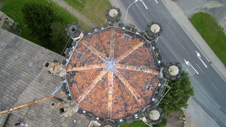 Das reparierte Dach des Südturms von einer Drohne aus fotografiert.