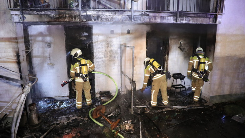 Die Flammen griffen auf das Wohnhaus über.