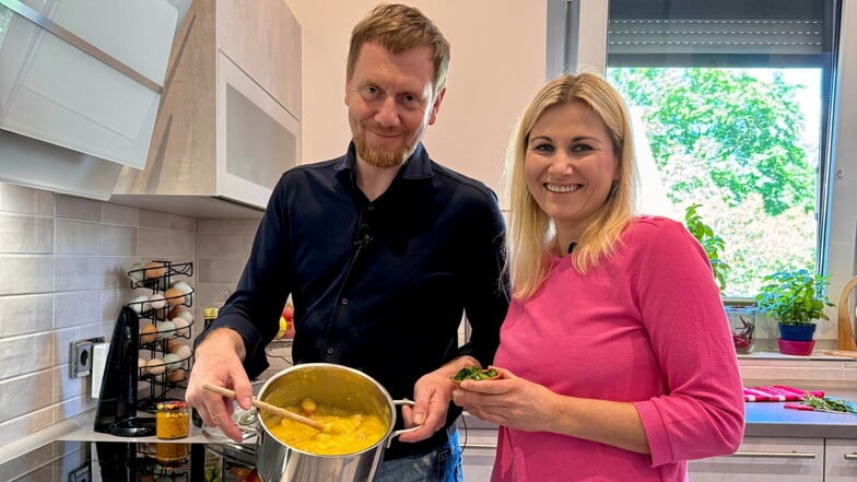 Die Rothenburgerin Jenny Böhme kocht mit Ministerpräsidenten Michael Kretschmer in ihrer Küche eine schmackhafte Kartoffelsuppe nach eigenem Rezept.