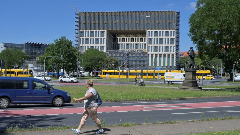 Das Stadtforum in Dresden sorgt auch während des Baus für reichlich Diskussion. Grund sind die Kosten.