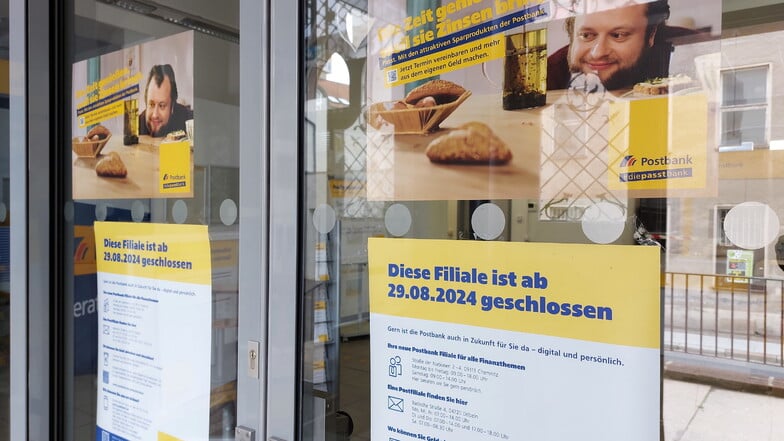 Die Plakate verkünden es: Die Döbelner Postbankfiliale wird zum Monatsende geschlossen.