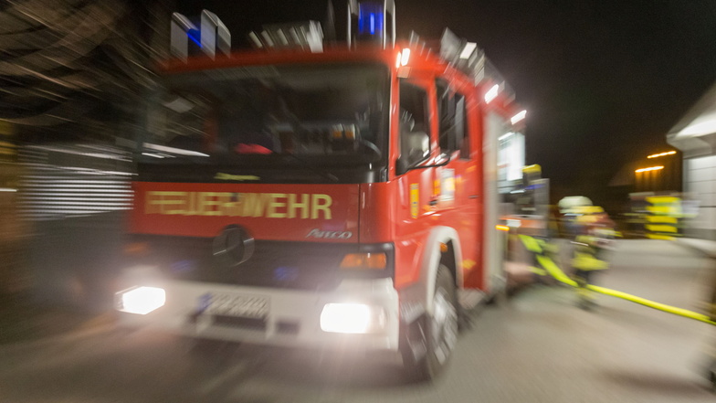 Die Feuerwehr musste am Montagabend in den Chemnitzer Ortsteil Siegmar ausrücken. Dort brannte eine Garage. Eine Person wurde verletzt. (Symbolfoto)