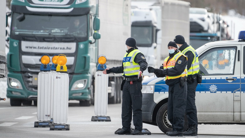 Beamte der Bundespolizei kontrollieren an der Grenze zwischen Tschechien und Sachsen bei Breitenau an der A17 Fahrzeuge, die aus Tschechien nach Deutschland einreisen wollen.