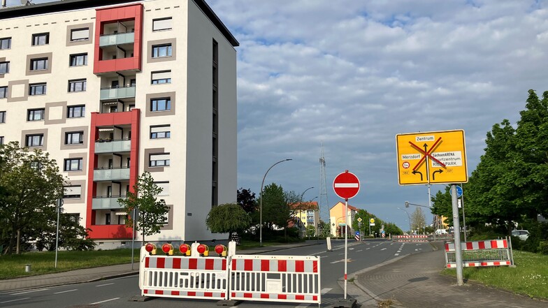 Die Zufahrt zur Kreuzung Chemnitzer/Rostocker Straße aus Richtung Altweida wurde aufgrund zahlreicher Verstöße und eines schweren Unfalls voll gesperrt. Nach Abschluss der Bauarbeiten sind inzwischen wieder alle Fahrspuren freigegeben. Das Foto stammt vom