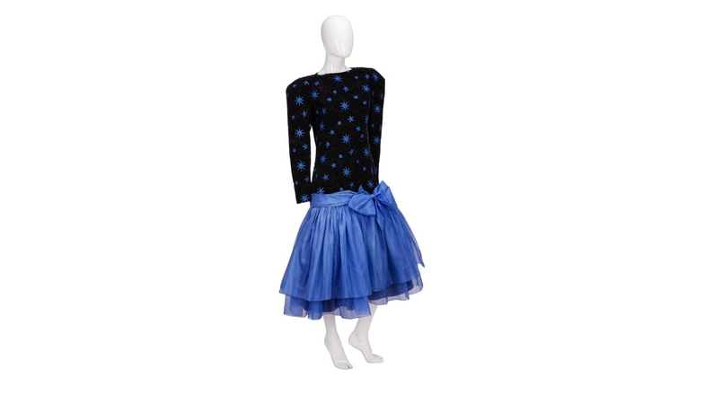 Das blau-schwarze, mit Sternen verzierte Kleid von Modeschöpfer Jacques Azagury wurde auf 200.000 US-Dollar geschätzt.