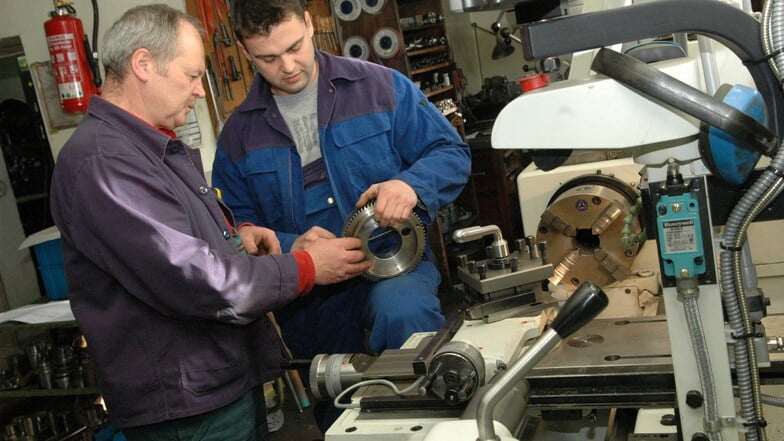 Das Bild ist 17 Jahre alt: Zwei Mitarbeiter der damaligen Werkzeug-Formenbau Behla in Ebersbach  begutachten ein Ersatzteil. Nun droht die zweite Insolvenz.