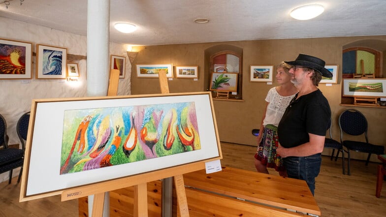 Die Inhaber Daniel und Kerstin Nicolaus stehen im Kunststall in Altnaundorf in der Ausstellung "Bilder aus dem Ofen" von Günter Gläser aus Radebeul.