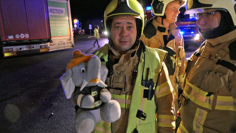 Die Feuerwehr aus Grimma hat von dem polnischen Lasterfahrer das Maskottchen einer polnischen Feuerwehr erhalten.