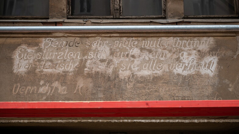 Bei Sanierungsarbeiten am Haus Melanchtonstraße 47 kam über dein Eingangstür kam dieser Spruch zutage.