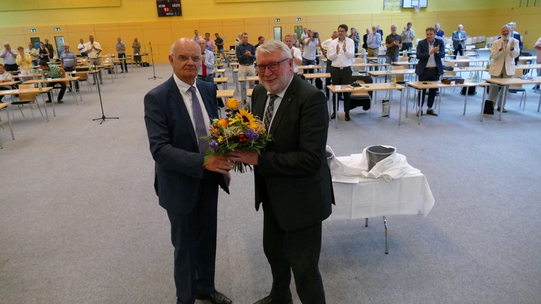 Matthias Damm (CDU/rechts) hat seine letzte Kreistagssitzung als Landrat geleitet. Danach wurde er vom ersten Beigeordneten Lothar Beier und den Kreisräten mit stehendem Beifall verabschiedet.