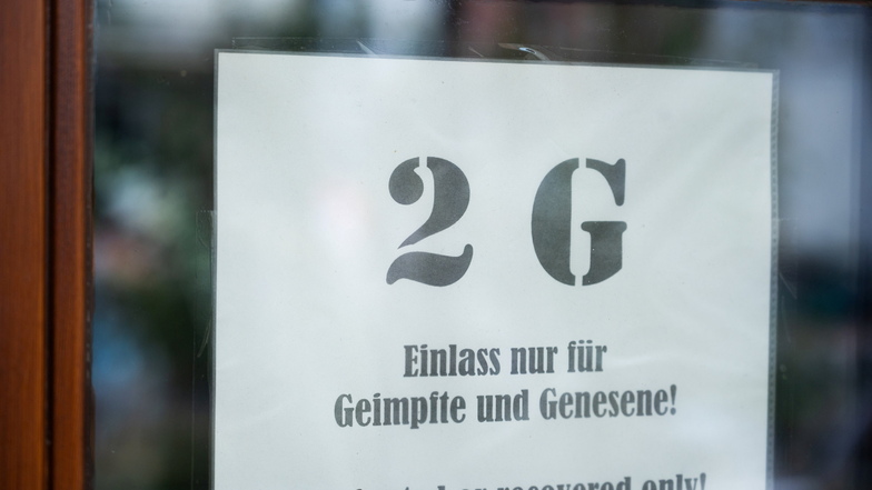 In einem Restaurant hängt ein Schild mit der Aufschrift „2G - Einlass nur für Geimpfte und Genesene!“. Die aktuellen Corona-Regeln führen in den Gaststätten zu vielen Absagen von Feiern.