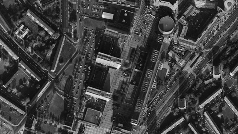 In der Luftaufnahme von 1991 ist unten links noch das Lenin-Denkmal zu sehen. Rundkino und Centrum-Warenhaus bilden die markanten Blickpunkte im oberen Bildteil.